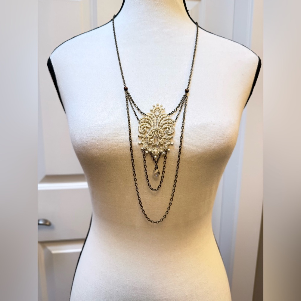 Appliqué chain necklace